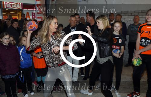 Beverwijk 24 december 2016
Estavana Polman en Rafael v d Vaart overhandigen Charles Ruijgrok een cheque van 2500 euro voor het zeldzame ziekten fonds . Event vond plaats in de winkel van de moeder van rafael Lolita . Nicolette Kluijver