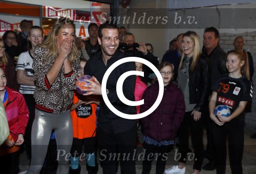 Beverwijk 24 december 2016
Estavana Polman en Rafael v d Vaart overhandigen Charles Ruijgrok een cheque van 2500 euro voor het zeldzame ziekten fonds . Event vond plaats in de winkel van de moeder van rafael Lolita . Nicolette Kluijver