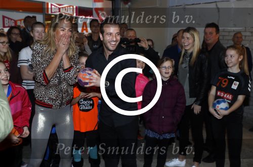 Beverwijk 24 december 2016
Estavana Polman en Rafael v d Vaart overhandigen Charles Ruijgrok een cheque van 2500 euro voor het zeldzame ziekten fonds . Event vond plaats in de winkel van de moeder van rafael Lolita . Nicolette Kluijver
