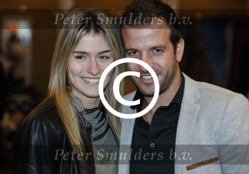 Beverwijk 24 december 2016
Estavana Polman en Rafael v d Vaart overhandigen Charles Ruijgrok een cheque van 2500 euro voor het zeldzame ziekten fonds . Event vond plaats in de winkel van de moeder van rafael Lolita .