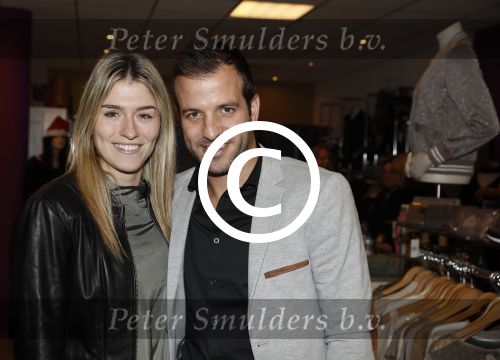 Beverwijk 24 december 2016
Estavana Polman en Rafael v d Vaart overhandigen Charles Ruijgrok een cheque van 2500 euro voor het zeldzame ziekten fonds . Event vond plaats in de winkel van de moeder van rafael Lolita .