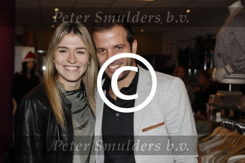 Beverwijk 24 december 2016
Estavana Polman en Rafael v d Vaart overhandigen Charles Ruijgrok een cheque van 2500 euro voor het zeldzame ziekten fonds . Event vond plaats in de winkel van de moeder van rafael Lolita .