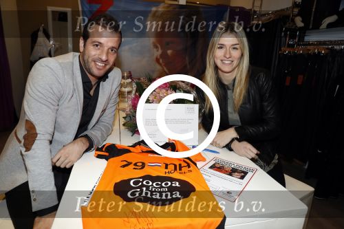 Beverwijk 24 december 2016
Estavana Polman en Rafael v d Vaart overhandigen Charles Ruijgrok een cheque van 2500 euro voor het zeldzame ziekten fonds . Event vond plaats in de winkel van de moeder van rafael Lolita .
