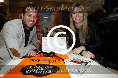 Beverwijk 24 december 2016
Estavana Polman en Rafael v d Vaart overhandigen Charles Ruijgrok een cheque van 2500 euro voor het zeldzame ziekten fonds . Event vond plaats in de winkel van de moeder van rafael Lolita .