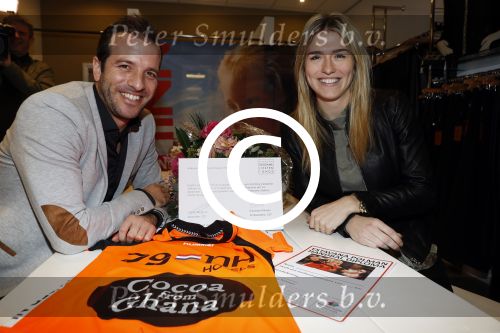 Beverwijk 24 december 2016
Estavana Polman en Rafael v d Vaart overhandigen Charles Ruijgrok een cheque van 2500 euro voor het zeldzame ziekten fonds . Event vond plaats in de winkel van de moeder van rafael Lolita .