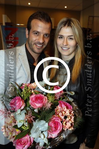 Beverwijk 24 december 2016
Estavana Polman en Rafael v d Vaart overhandigen Charles Ruijgrok een cheque van 2500 euro voor het zeldzame ziekten fonds . Event vond plaats in de winkel van de moeder van rafael Lolita .