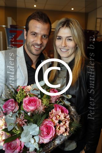 Beverwijk 24 december 2016
Estavana Polman en Rafael v d Vaart overhandigen Charles Ruijgrok een cheque van 2500 euro voor het zeldzame ziekten fonds . Event vond plaats in de winkel van de moeder van rafael Lolita .