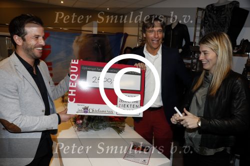 Beverwijk 24 december 2016
Estavana Polman en Rafael v d Vaart overhandigen Charles Ruijgrok een cheque van 2500 euro voor het zeldzame ziekten fonds . Event vond plaats in de winkel van de moeder van rafael Lolita .