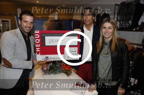 Beverwijk 24 december 2016
Estavana Polman en Rafael v d Vaart overhandigen Charles Ruijgrok een cheque van 2500 euro voor het zeldzame ziekten fonds . Event vond plaats in de winkel van de moeder van rafael Lolita .