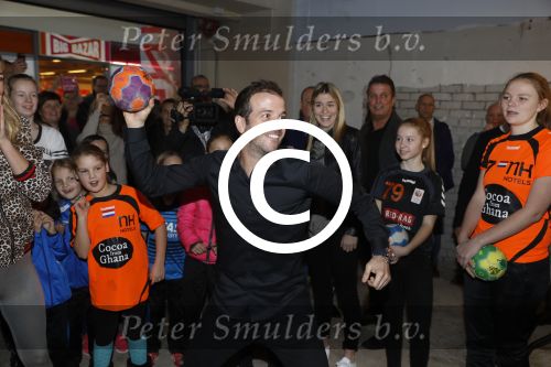 Beverwijk 24 december 2016
Estavana Polman en Rafael v d Vaart overhandigen Charles Ruijgrok een cheque van 2500 euro voor het zeldzame ziekten fonds . Event vond plaats in de winkel van de moeder van rafael Lolita .