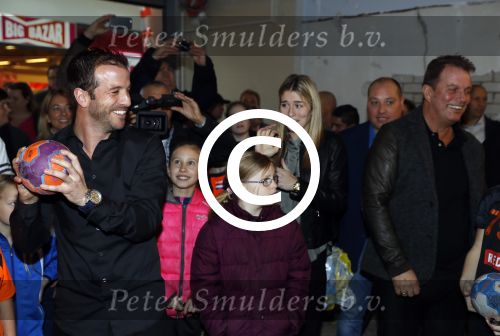 Beverwijk 24 december 2016
Estavana Polman en Rafael v d Vaart overhandigen Charles Ruijgrok een cheque van 2500 euro voor het zeldzame ziekten fonds . Event vond plaats in de winkel van de moeder van rafael Lolita .