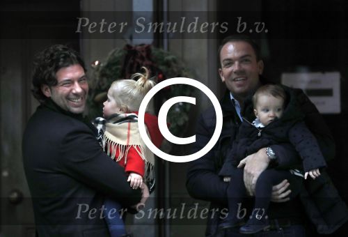 Amsterdam 7 januari 2017
Robert Doornbos met dochter en en Vincent v d Weijden met zijn dochter op de cornelis schuytstraat