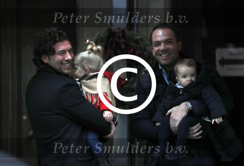 Amsterdam 7 januari 2017
Robert Doornbos met dochter en en Vincent v d Weijden met zijn dochter op de cornelis schuytstraat