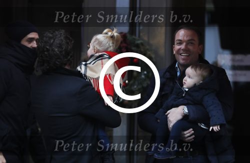 Amsterdam 7 januari 2017
Robert Doornbos met dochter en en Vincent v d Weijden met zijn dochter op de cornelis schuytstraat