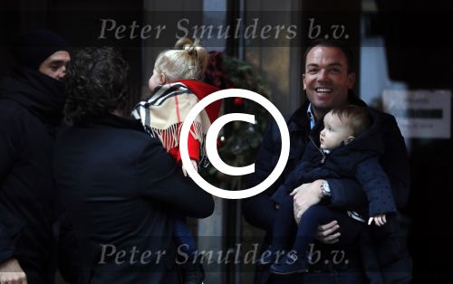 Amsterdam 7 januari 2017
Robert Doornbos met dochter en en Vincent v d Weijden met zijn dochter op de cornelis schuytstraat