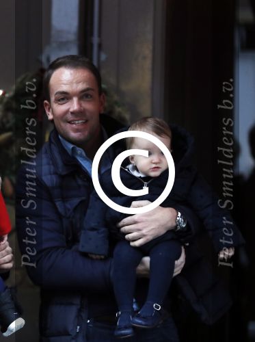Amsterdam 7 januari 2017
Robert Doornbos met dochter en en Vincent v d Weijden met zijn dochter op de cornelis schuytstraat