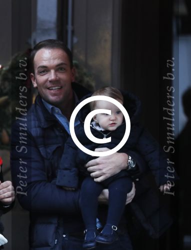 Amsterdam 7 januari 2017
Robert Doornbos met dochter en en Vincent v d Weijden met zijn dochter op de cornelis schuytstraat