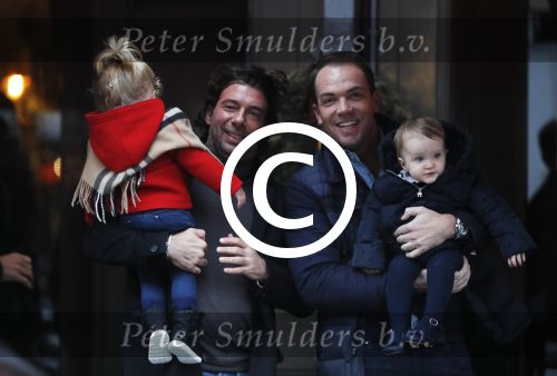 Amsterdam 7 januari 2017
Robert Doornbos met dochter en en Vincent v d Weijden met zijn dochter op de cornelis schuytstraat
