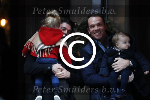 Amsterdam 7 januari 2017
Robert Doornbos met dochter en en Vincent v d Weijden met zijn dochter op de cornelis schuytstraat
