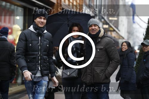 Amsterdam 7 januari 2016
Ruud Gullit met zijn vriendin Karin de Rooij en haar zoon op de pc hooftstraat