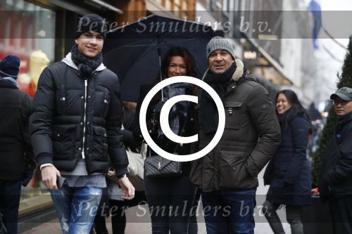 Amsterdam 7 januari 2016
Ruud Gullit met zijn vriendin Karin de Rooij en haar zoon op de pc hooftstraat