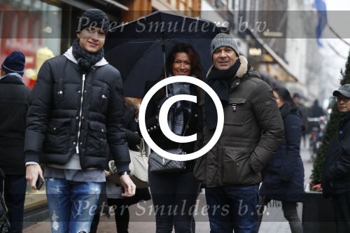 Amsterdam 7 januari 2016
Ruud Gullit met zijn vriendin Karin de Rooij en haar zoon op de pc hooftstraat