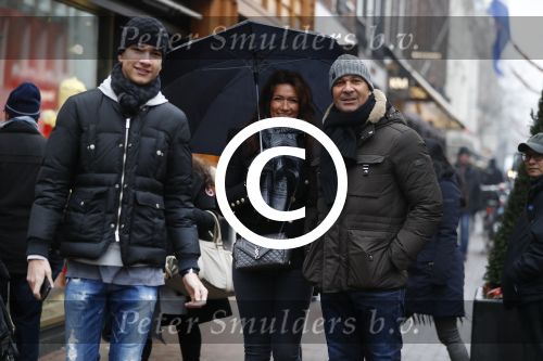 Amsterdam 7 januari 2016
Ruud Gullit met zijn vriendin Karin de Rooij en haar zoon op de pc hooftstraat