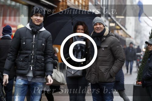 Amsterdam 7 januari 2016
Ruud Gullit met zijn vriendin Karin de Rooij en haar zoon op de pc hooftstraat