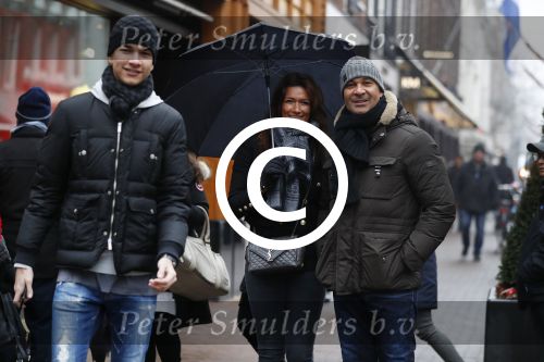 Amsterdam 7 januari 2016
Ruud Gullit met zijn vriendin Karin de Rooij en haar zoon op de pc hooftstraat