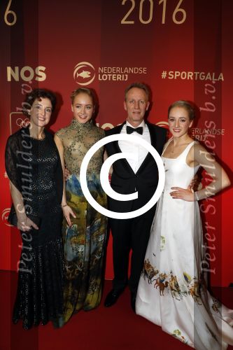 Amsterdam 21 december 2016
Sportman en sportvrouw van het jaar verkiezing tijdens het sportgala in de RAI. Lieke Sanne Vincent en moeder Gemma Wevers zijn aanwezig als Sanne sportvrouw van het jaar wordt