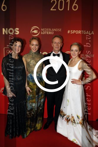 Amsterdam 21 december 2016
Sportman en sportvrouw van het jaar verkiezing tijdens het sportgala in de RAI. Lieke Sanne Vincent en moeder Gemma Wevers zijn aanwezig als Sanne sportvrouw van het jaar wordt