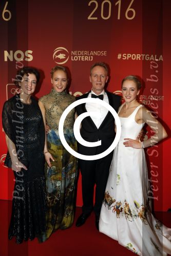 Amsterdam 21 december 2016
Sportman en sportvrouw van het jaar verkiezing tijdens het sportgala in de RAI. Lieke Sanne Vincent en moeder Gemma Wevers zijn aanwezig als Sanne sportvrouw van het jaar wordt