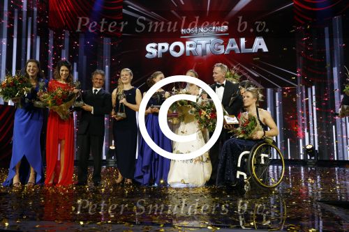 Amsterdam 21 december 2016
Sportman en sportvrouw van het jaar verkiezing tijdens het sportgala in de RAI.
 De winnaars op het podium, met (VLNR) Ilse Paulis en Maaike Head, Jan Lammers, Liesette Bruinsma, Sanne Wevers, Vincent Wevers en Esther Vergeer