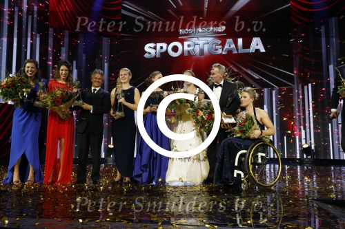 Amsterdam 21 december 2016
Sportman en sportvrouw van het jaar verkiezing tijdens het sportgala in de RAI.
 De winnaars op het podium, met (VLNR) Ilse Paulis en Maaike Head, Jan Lammers, Liesette Bruinsma, Sanne Wevers, Vincent Wevers en Esther Vergeer