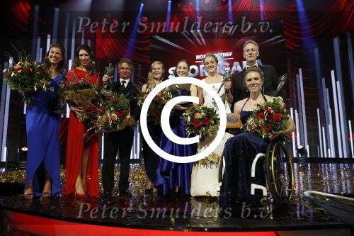 Amsterdam 21 december 2016
Sportman en sportvrouw van het jaar verkiezing tijdens het sportgala in de RAI.
 De winnaars op het podium, met (VLNR) Ilse Paulis en Maaike Head, Jan Lammers, Liesette Bruinsma, Sanne Wevers, Vincent Wevers en Esther Vergeer