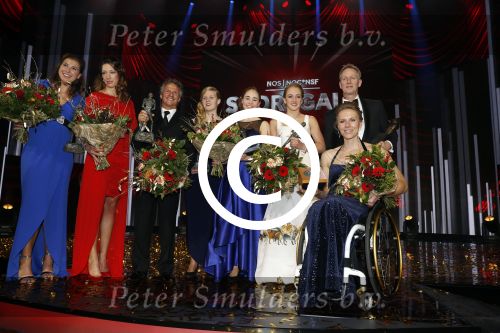 Amsterdam 21 december 2016
Sportman en sportvrouw van het jaar verkiezing tijdens het sportgala in de RAI.
 De winnaars op het podium, met (VLNR) Ilse Paulis en Maaike Head, Jan Lammers, Liesette Bruinsma, Sanne Wevers, Vincent Wevers en Esther Vergeer