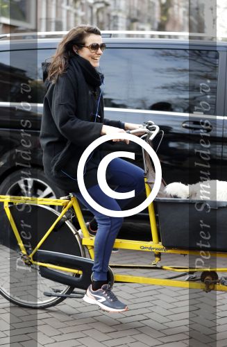 Amsterdam 19 december 2016 
Susan Visser met hond in bakfiets in Amsterdam zuid