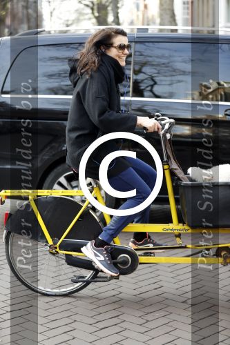 Amsterdam 19 december 2016 
Susan Visser met hond in bakfiets in Amsterdam zuid