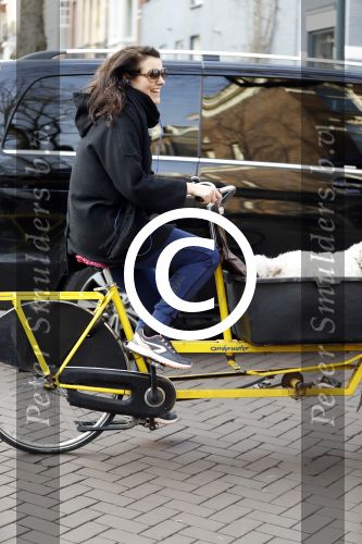 Amsterdam 19 december 2016 
Susan Visser met hond in bakfiets in Amsterdam zuid