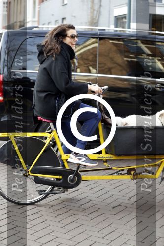 Amsterdam 19 december 2016 
Susan Visser met hond in bakfiets in Amsterdam zuid