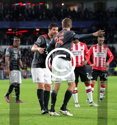 Eindhoven, 1 November 2016
4e wedstrijd voorronde Champions Leaugue seizoen 2016/2017
PSV-Bayern Munchen, eindstand 1-2
Thomas Muller in discussie met Xabi Alonso