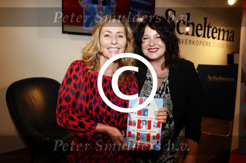 Amsterdam 16 oktober 2017
Boekpresentatie Marjolein Hurkmans . Angela Groothuizen ontvangt het eerste exemplaar.
