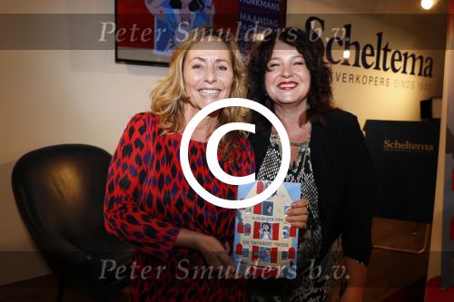 Amsterdam 16 oktober 2017
Boekpresentatie Marjolein Hurkmans . Angela Groothuizen ontvangt het eerste exemplaar.