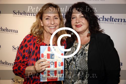 Amsterdam 16 oktober 2017
Boekpresentatie Marjolein Hurkmans . Angela Groothuizen ontvangt het eerste exemplaar.