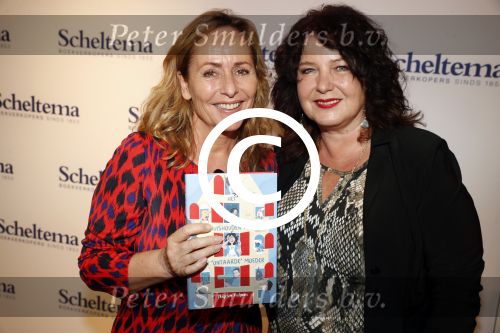 Amsterdam 16 oktober 2017
Boekpresentatie Marjolein Hurkmans . Angela Groothuizen ontvangt het eerste exemplaar.