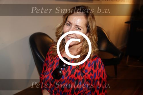 Amsterdam 16 oktober 2017
Boekpresentatie Marjolein Hurkmans . Angela Groothuizen ontvangt het eerste exemplaar.