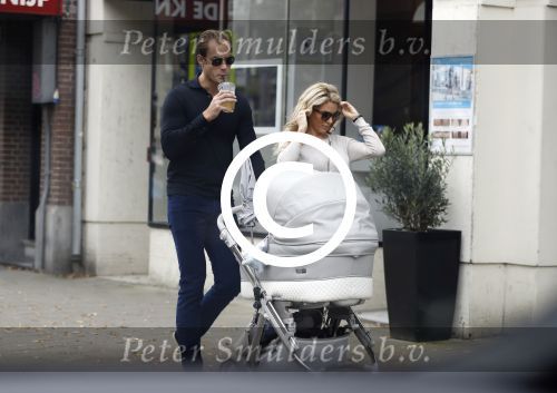 Amsterdam 14 oktober 2017
Dochter Jaap v Zweden Anna Sophia met partner achter kindwerwagen