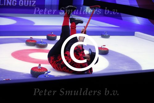 Aalsmeer 20 december 2017
Opnames de curling quiz met Frans Bauer Mark Tuitert Ellen Hoog Brace Sjoerd v Ramshorst Evert ten Napel Levi v Kempen Frank Lammers Sanne en Lieke Wevers. De opnames vinden plaats in de studio in Aalsmeer.