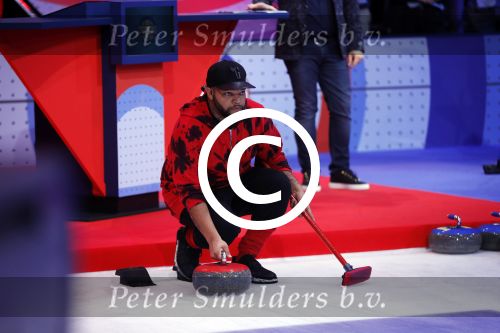 Aalsmeer 20 december 2017
Opnames de curling quiz met Frans Bauer Mark Tuitert Ellen Hoog Brace Sjoerd v Ramshorst Evert ten Napel Levi v Kempen Frank Lammers Sanne en Lieke Wevers. De opnames vinden plaats in de studio in Aalsmeer.