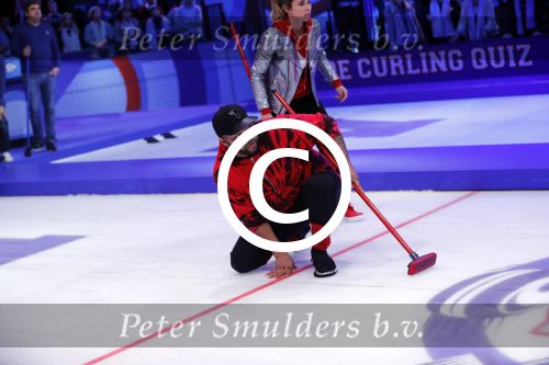 Aalsmeer 20 december 2017
Opnames de curling quiz met Frans Bauer Mark Tuitert Ellen Hoog Brace Sjoerd v Ramshorst Evert ten Napel Levi v Kempen Frank Lammers Sanne en Lieke Wevers. De opnames vinden plaats in de studio in Aalsmeer.